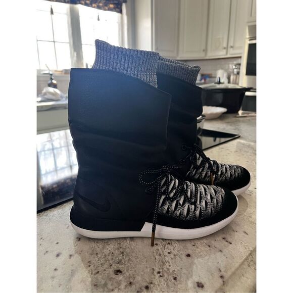 Nike Air Women’s Rosche 2 Flyknit Hi Black & White Sock Sneaker Boot sz 5 NWOB - Picture 2 of 8
